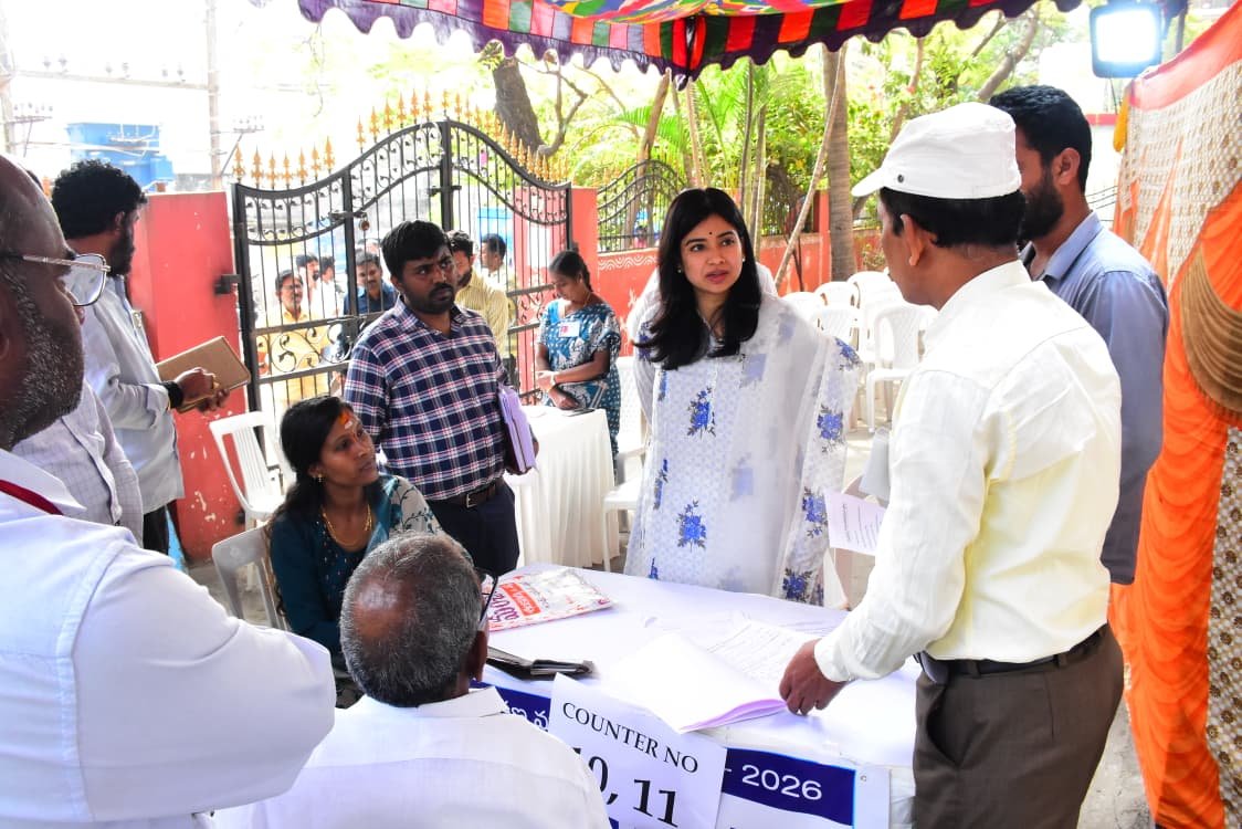 సిరిసిల్ల మున్సిపల్ కార్యాలయంలో నామినేషన్ కేంద్రంలో పరిశీలన  ఇంచార్జి కలెక్టర్, జిల్లా ఎన్నికల అధికారి గరిమ అగ్రవాల్